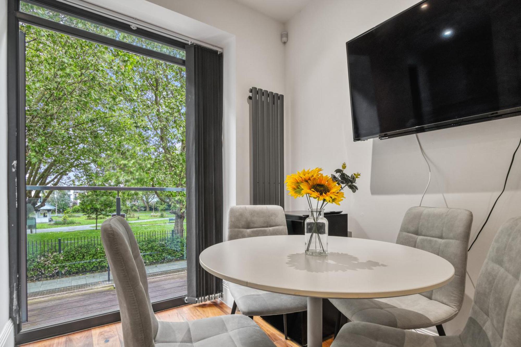 2 Bed 2 Bath Balcony View Wimbledon Tennis Villa ลอนดอน ภายนอก รูปภาพ